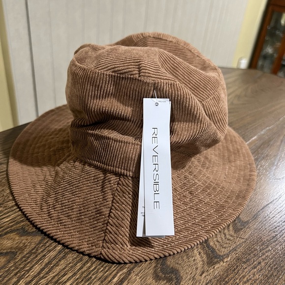 Tahari Accessories - TAHARI Woman’s Hat